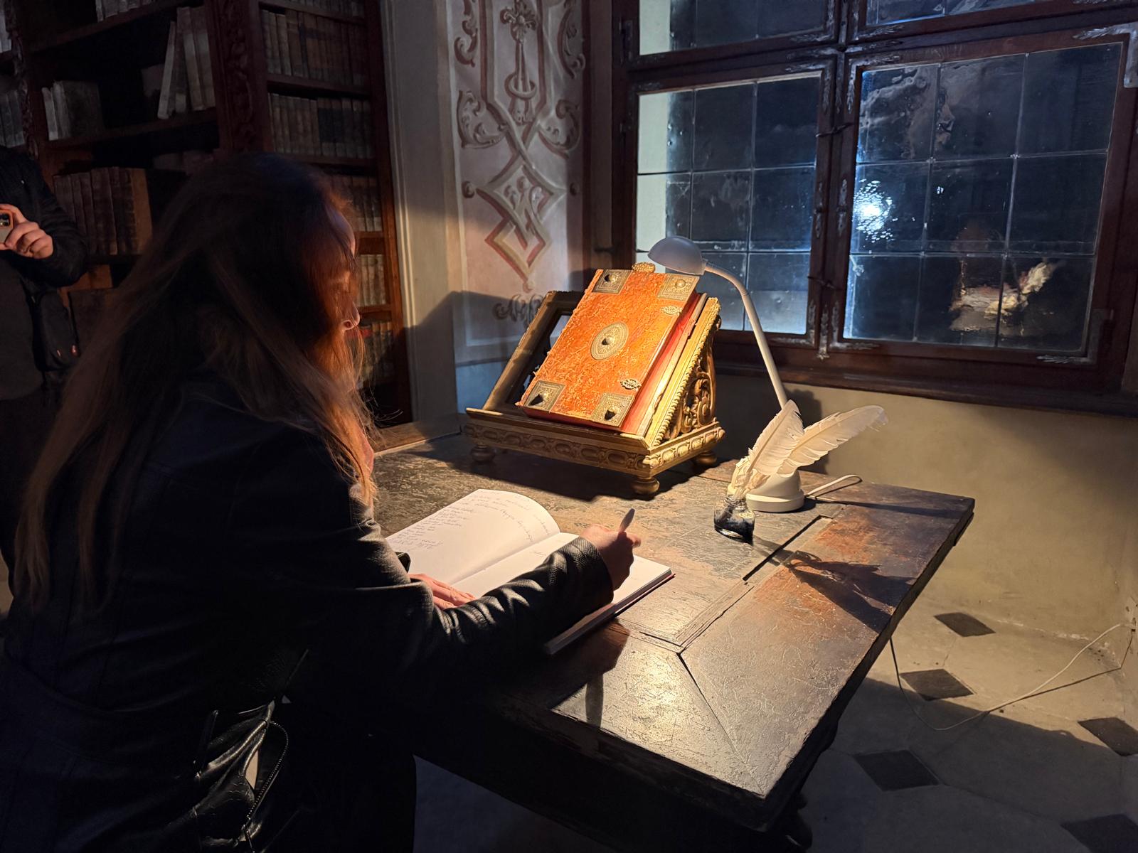 Uczestnicy zwiedzania zabytkowej biblioteki w Żaganiu